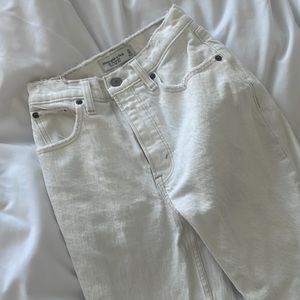 White Abercrombie 90s Straight ultra high rise jeans